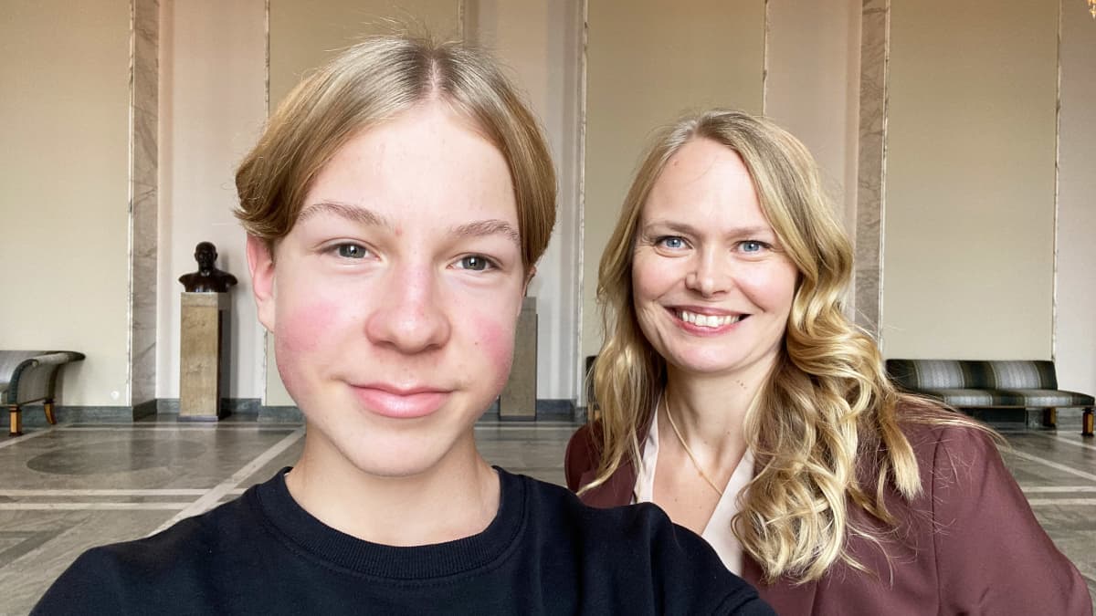 Tet-harjoittelija Elias Hiltunen kansanedustaja Hanna Kososen (kesk.) kanssa kuvassa eduskunnan Valtiosalissa.