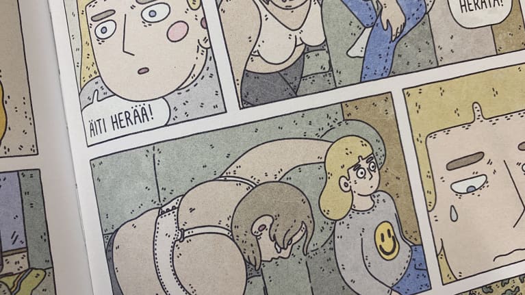 Sarjakuvateoksesta otetussa kuvassa näkyy sarjakuvaruutuja, joissa piirretty hahmo yrittää saada äitiään heräämään.