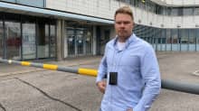 Rikoskomisario Janne Sievänen Sisä-Suomen poliisista seisoo Tampereen poliisilaitoksen pihalla.