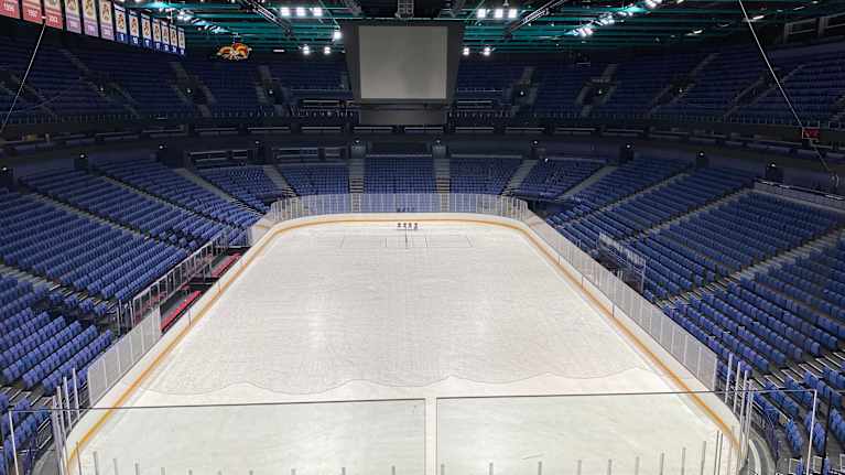 En tom ishockeyrink utan publik.