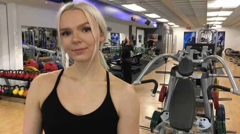 Fitnessurheilija Jenni Hälikkä kuntosalilla.