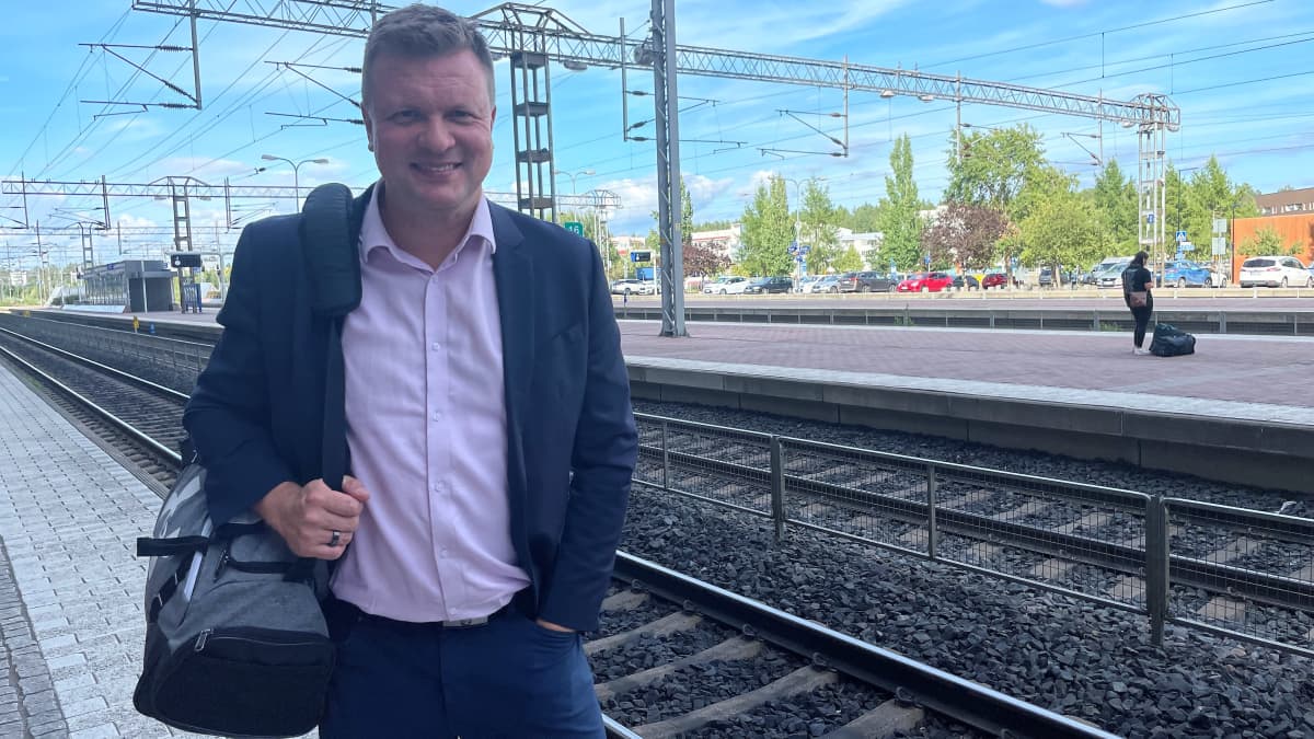 Ulkomaankauppaministeri Ville Skinnari seisoo kassi olalla junalaiturilla Tikkurilan asemalla.  