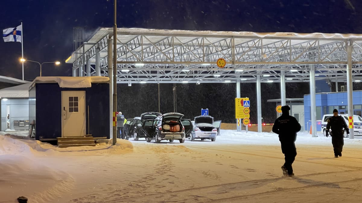 Autoja rajatarkastuksessa katoksen alla Niiralassa.