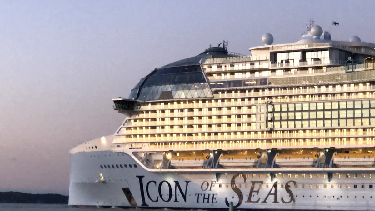 Icon of the Seas -aluksen keula näkyy, kun se ajaa kohtui merikoetta Ruissalon vesillä 29.10.2023.