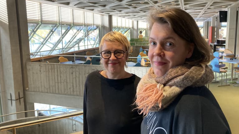 Teatteriohjaajat Anne Rautiainen ja Hilkka-Liisa Iivanainen Lahden kaupunginteatterissa.