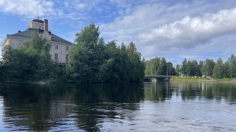 Pielisjoen linna Joensuussa on saarella keskellä jokea. 
