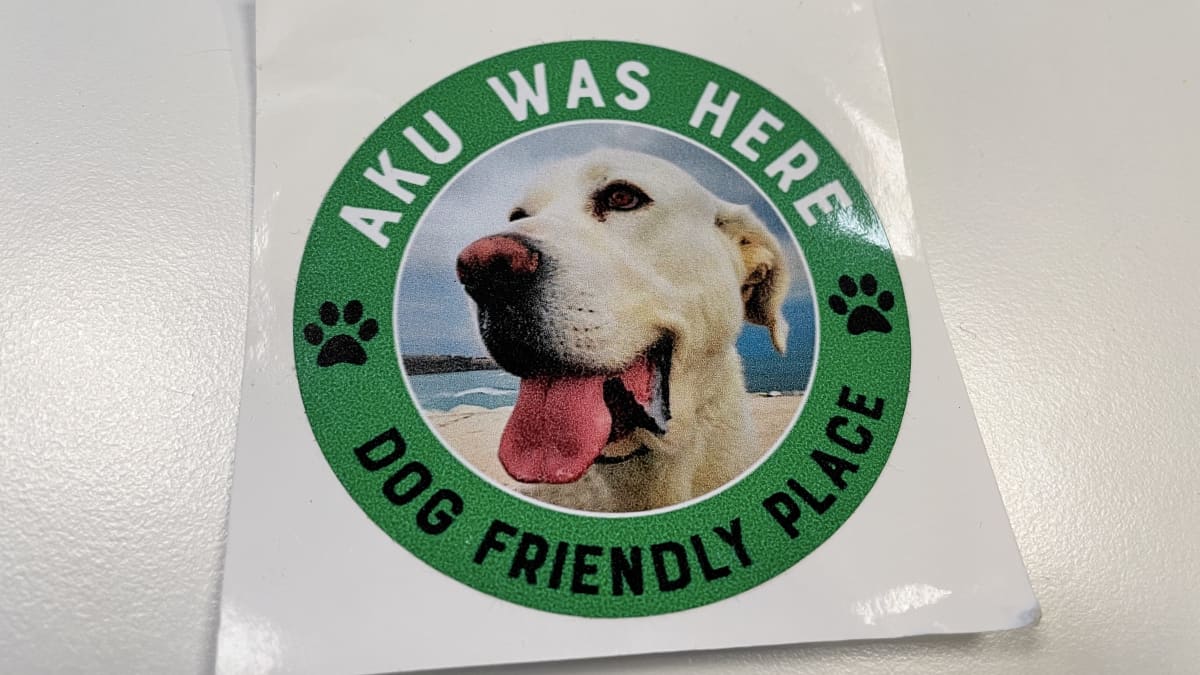 Aku was here -koiratarra, jossa lukee dog friendly place.