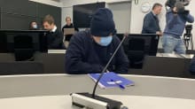 Ilpo Härmäläisen murhasta syytetty istuu oikeussalissa. Syvälle vedetty pipo ja kasvomaski. 