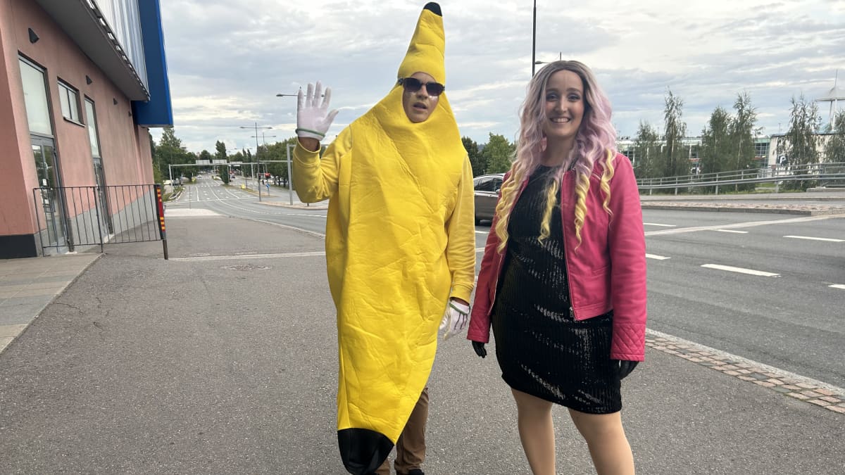 Glitter Banaani keltaisessa banaaniasussaan ja Rokki-Maisa rock-henkisessä asussaan markkinoivat Musiikkiteatteri Spectrin puolesta Hämeenlinnan kaduilla Taiteiden yönä.