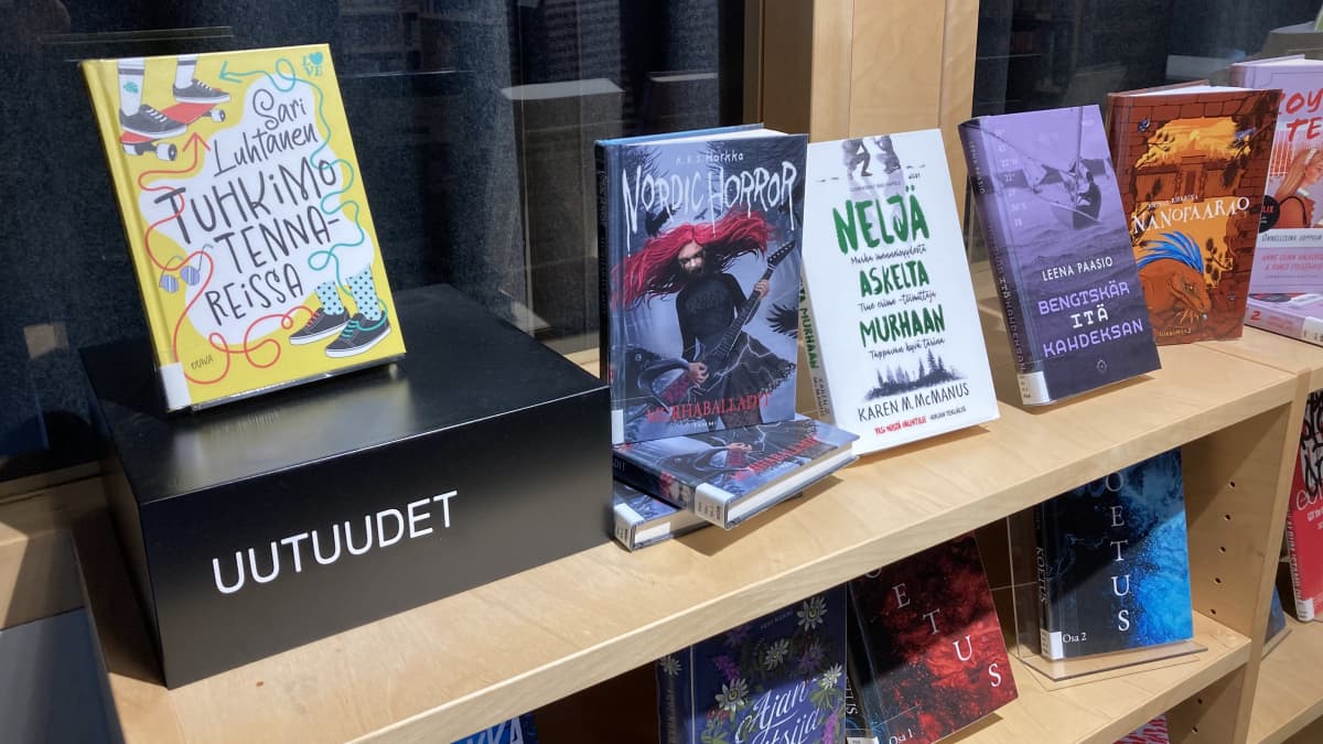 Uutuuskirjoja hyllyssä Lahden kaupunginkirjastossa.