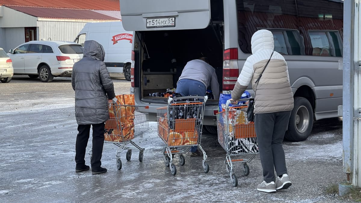 Bussia lastataan rajalla