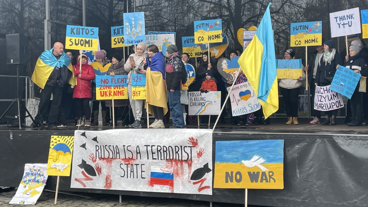 Ukrainalaisten mielenilmaus Kuopion torin lavalla. Lavan edessä iso kyltti, jossa lukee Russia is s terrorist state.