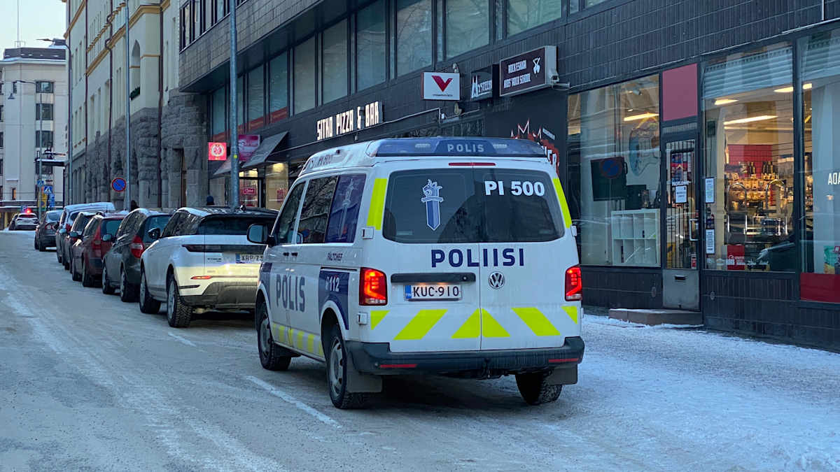 Poliisiauto pysäköitynä Tampereen keskustassa.
