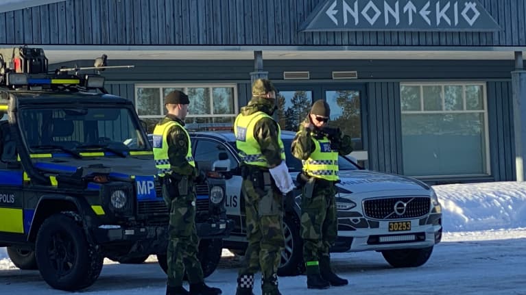 Ruotsin sotilaspoliisit Hetan lentokentällä Nordic Response -harjoituksen aattona.