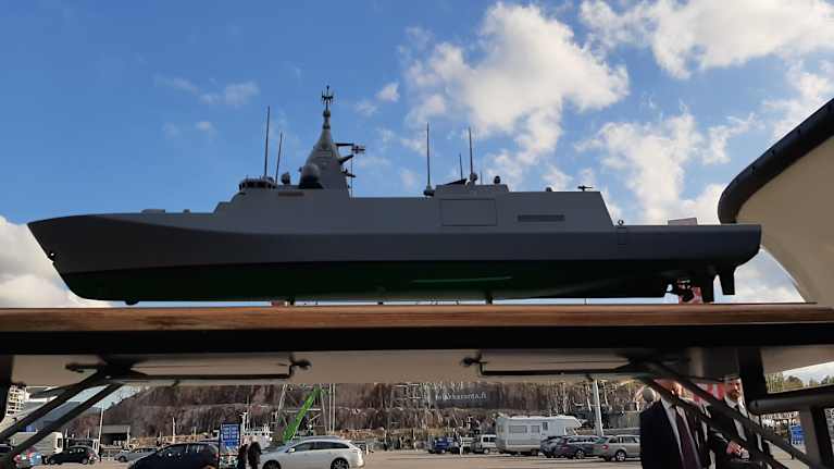 Minatyrmodellen fotograferad underifrån med blå himmel i bakgrunden.