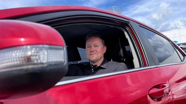Petri Keisala, J. Rinta-Jouppin myyntijohtaja autossa. 