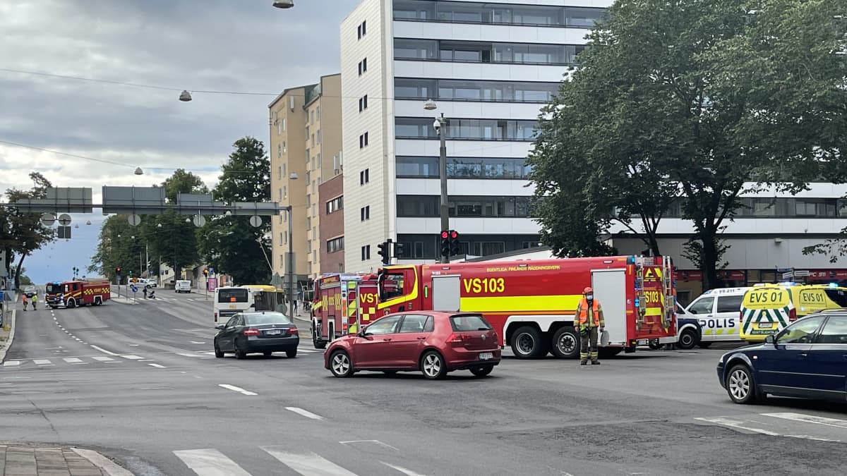 Liikenneonnettomuus Hämeenkadun ja Uudenmaankadun risteyksessä