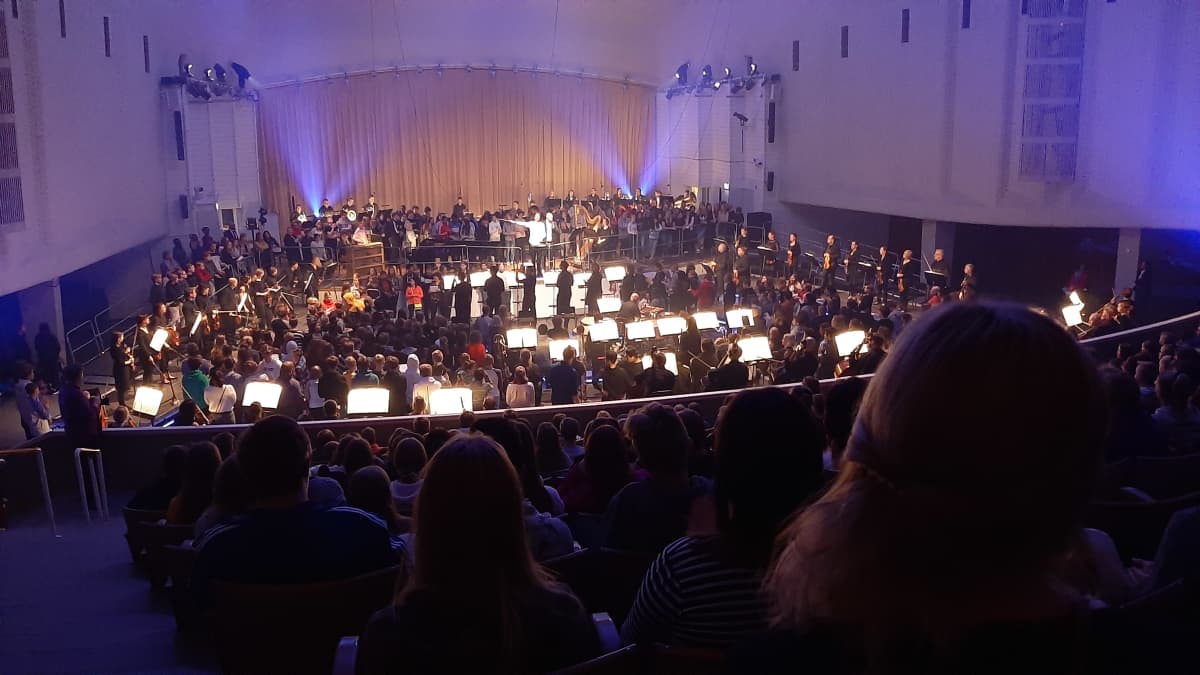 Publiken går runt mellan musikerna då Åbo filharmoniska orkester ger en öppen konsert.