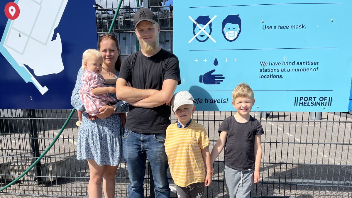 Lahtelaiset Santeri ja Jemina Koivunen sekä lapset Aapo, Eemil ja Iida katsomassa Yhdysvaltain maihinnousutukialusta Kearsargea Hernesaaressa.