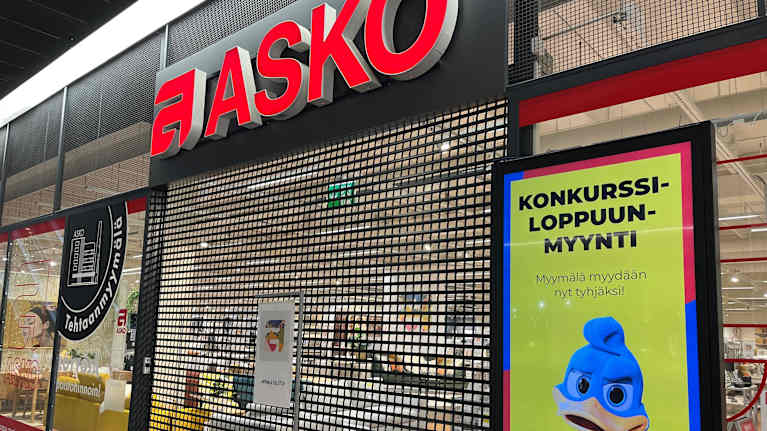 Askon ja Sotkan liikkeen portti on kiinni, mutta seinässä mainostetaan konkurssiloppuunmyyntiä.
