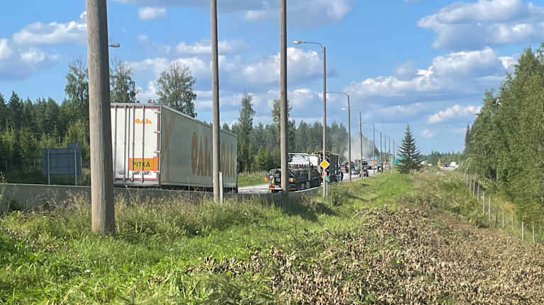Liikenneruuhka kolaripaikalla Nelostiellä Äänekoskella 8.8.2024.