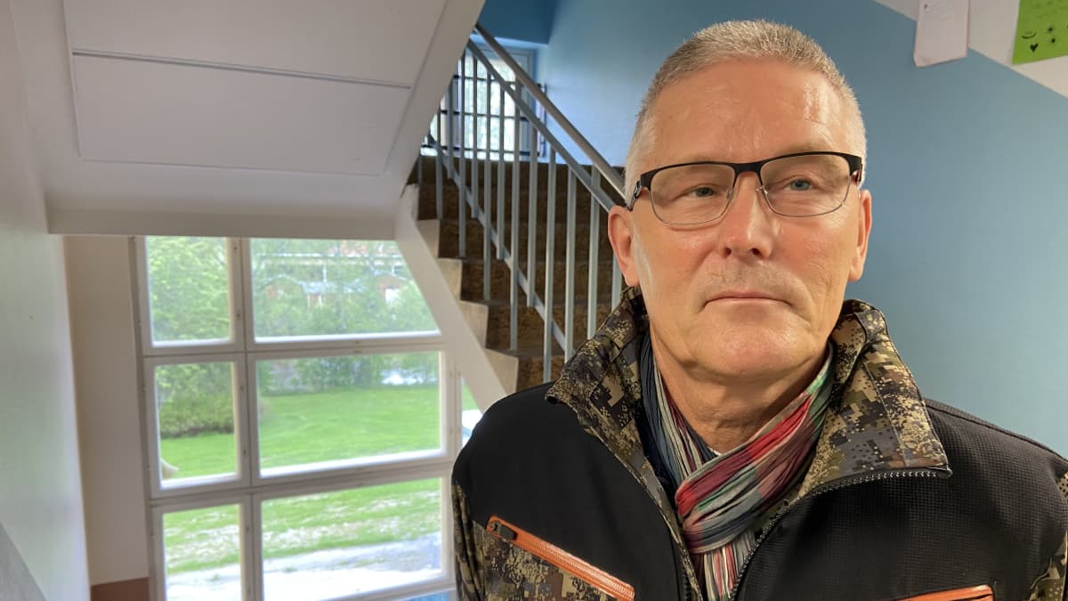 Härmän lukion rehtori Jari Salminen seisoo kameran edessä.