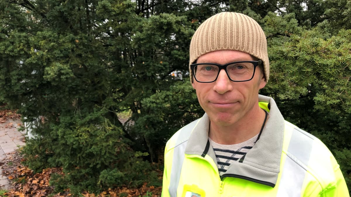 Liikenneturvallisuusinsinööri Jaakko Klang seisoo ulkona turvaliivi yllään.