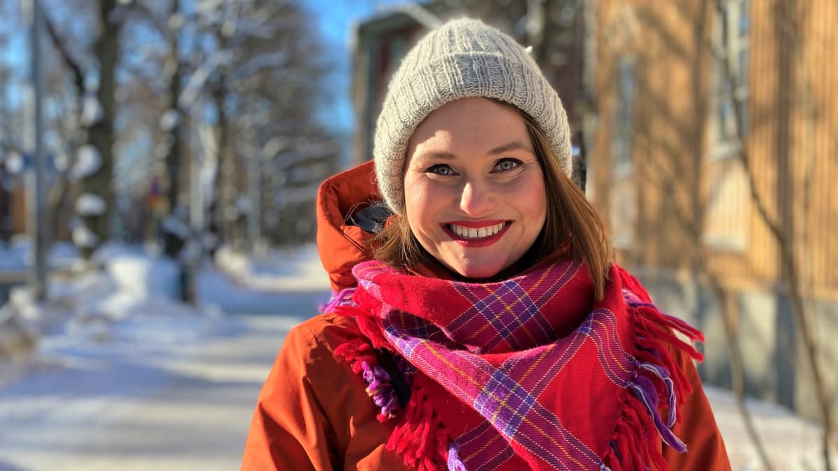 Saamelainen elokuvaohjaaja Suvi West. Kuva: Linda Tammela / Yle