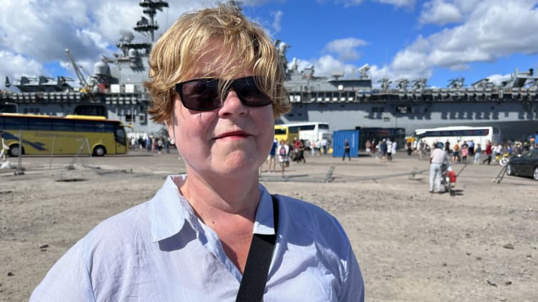 Helsinkiläinen Anja Kaunisto katsomassa Yhdysvaltain maihinnousutukialusta Kearsargea Hernesaaressa.