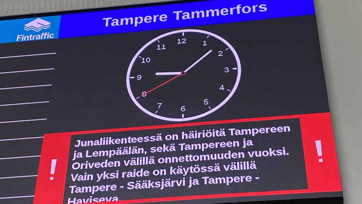 Junan aikatauluista kertova taulu, jossa kerrotaan junaliikenteen myöhästymisistä.