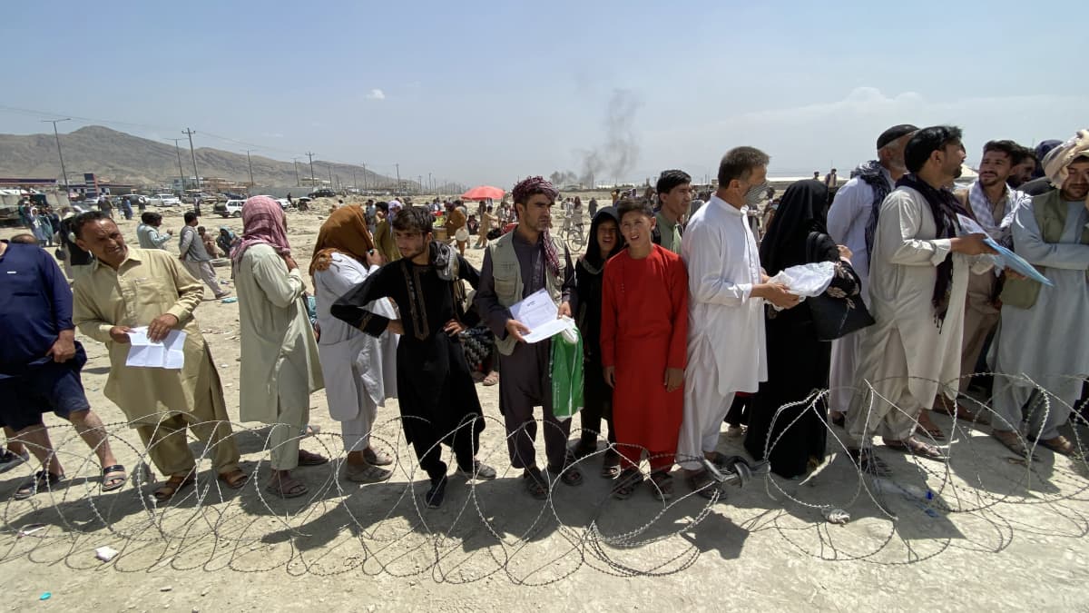 Kabulin lentokentälle jonotti tiistaina suuri joukko muun muassa länsimaisille työnantajille työskennelleitä afganistanilaisia, jotka pyrkivät pakoon maasta.
