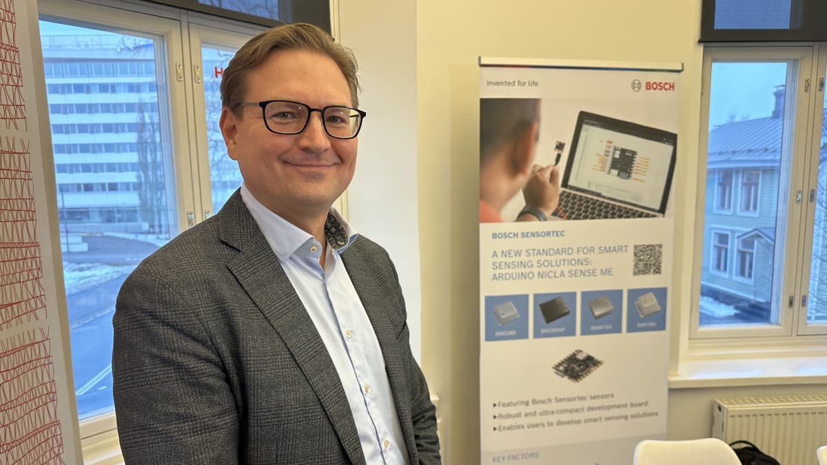 Bosch Sensortec Suomen toimintojen johtaja Tuomas Hollman seisoo kyltin vieressä.