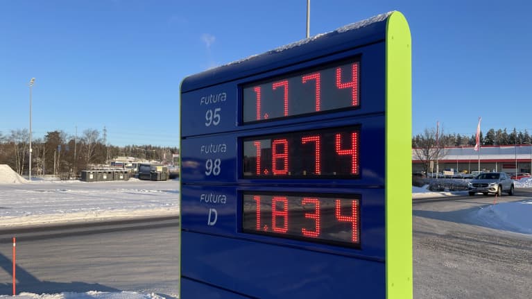 Polttoaineiden hintoja huoltamon näyttötaululla