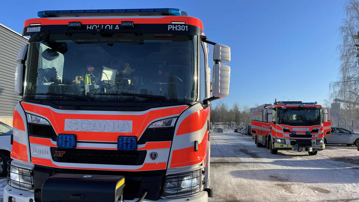 Pelastuslaitoksen paloautoja Peikko Finlandin alueella Lahden Vipusenkadulla.