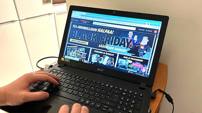 Tietokoneen näytöllä on Black Friday -mainoksia.