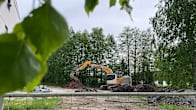 Kaivinkone kaivaa maata Salmirannan työmaalla Jyväskylässä.