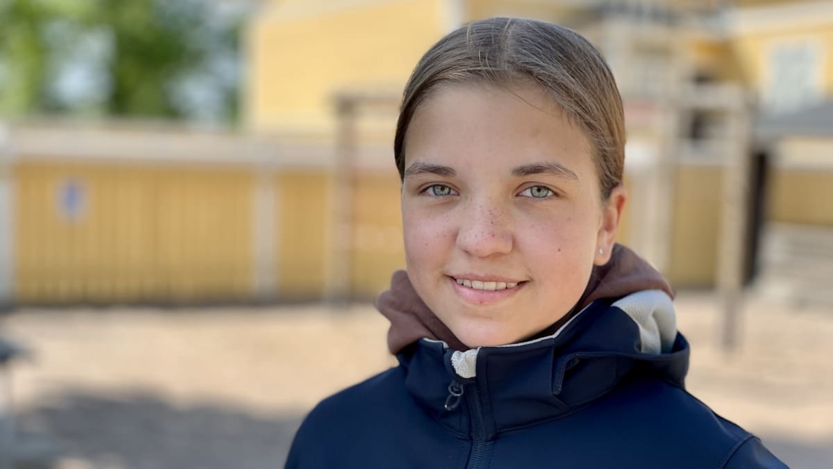 Ia Vesterlund seisoo koulun pihalla.