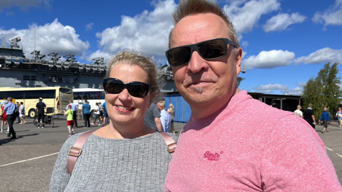 Porvoolaiset Sanna Koppana ja Ismo Henttonen katsomassa katsomassa Yhdysvaltain maihinnousutukialus Kearsargea Helsingin Hernesaaressa.
