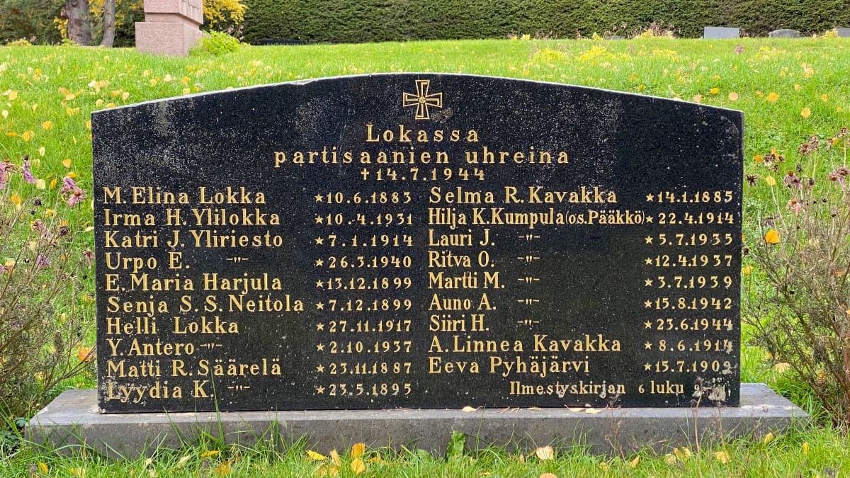 Hautakivi Lokan partisaani-iskun uhrien muistolle.