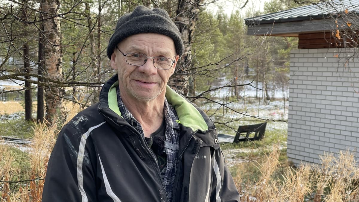 Tauno Porsanger selvittelee verkkoja kotinsa pihalla  Sevettijärvellä.