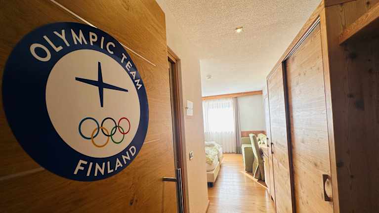 Suomen hiihtäjien ja yhdistetyn urheilijoiden hotelli Val di Fiemmessä, Italian talviolympialaissa 2026. 