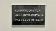 Kyltti, jossa lukee: kunnanjohtaja, halllintojohtaja, palvelusihteeri.