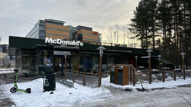  Helsingin Pitäjänmäen McDonald’s-ravintola ulkoapäin.