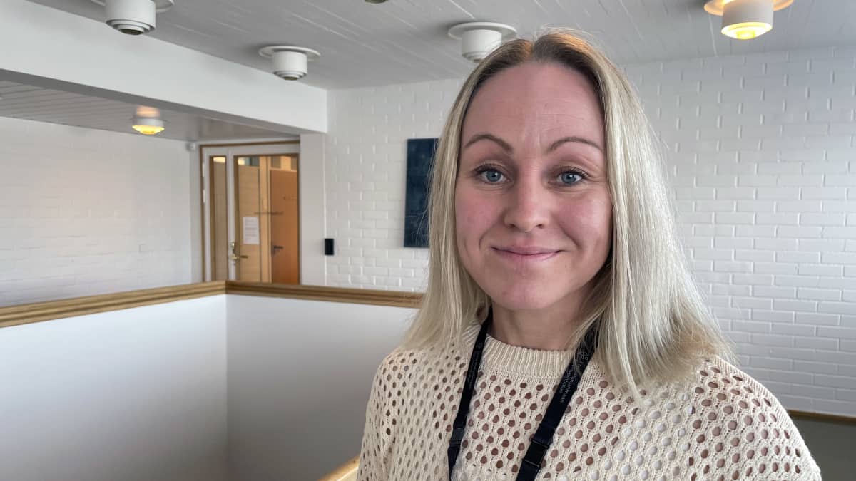 Perhesosiaalityön vastuuyksikköjohtaja Anna Ruokoja Etelä-Pohjanmaan hyvinvointialueelta katsoo hymyillen kameraan.