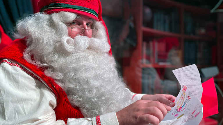 Tourists want to meet Santa Claus. Photo: Bikka Puoskari / Yle