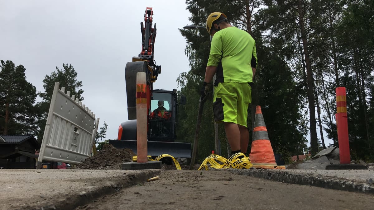Kaivinkone kaivaa valokuituverkkoa Vaasassa. 