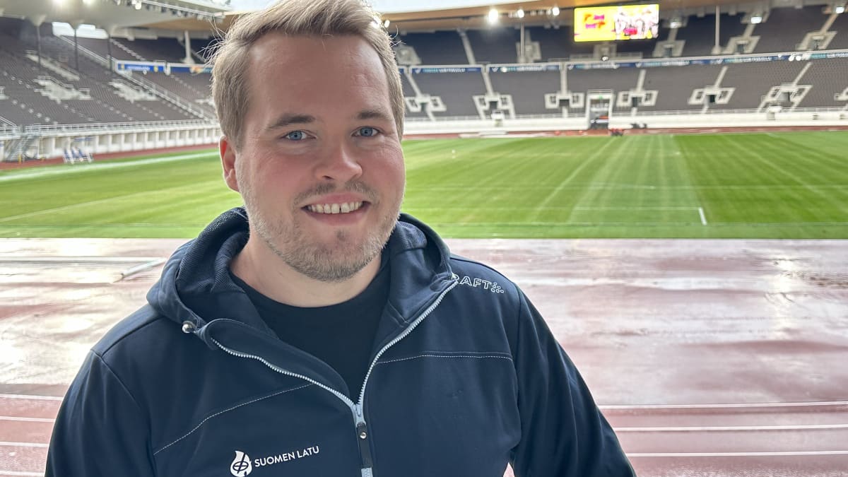 Suomen Latu ry:n viestintä- ja markkinointipäällikkö Panu Könönen seisoo Olympiastadionin katsomossa.