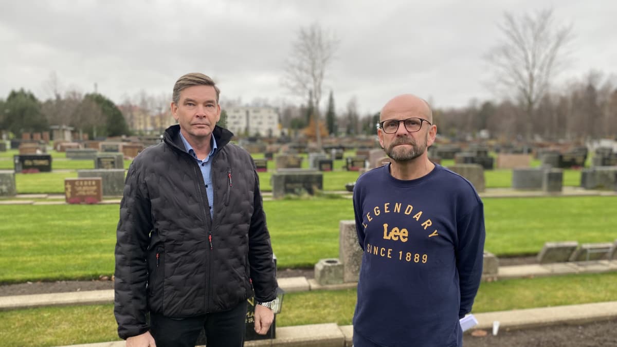 Vaasan seurakuntayhymän hautaustoimen päällikkö Ralf Lillfors ja työnjohtaja Juha Rintakallio