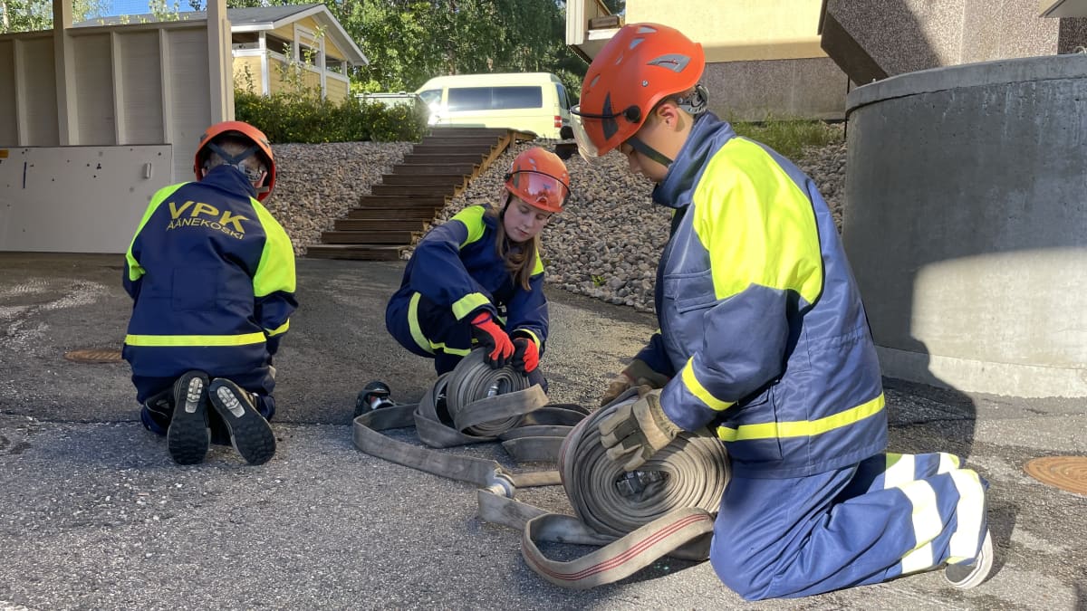 Äänekosken vapaapalokunnan nuoria harjoituksissa.