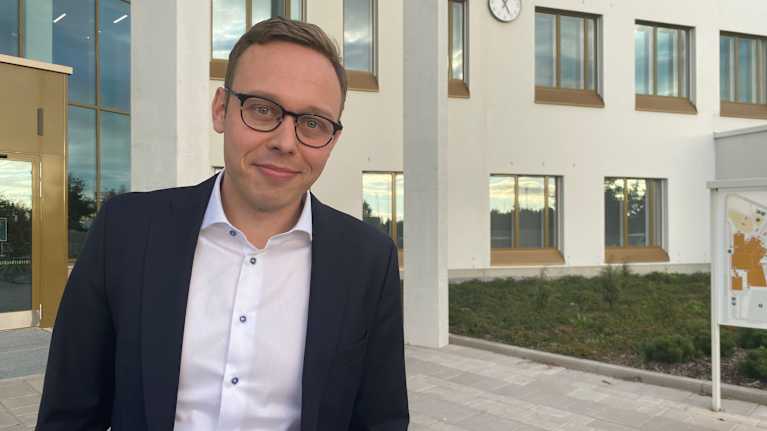 Työministeri Matias Marttinen Uudenkaupungin monitoimijatalon edessä.